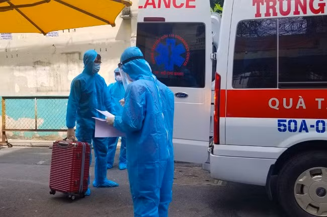Lực lượng Y tế Quận Tân Bình đưa các ca nhiễm Covid-19 đi cách ly điều trị. (Ảnh: HCDC).