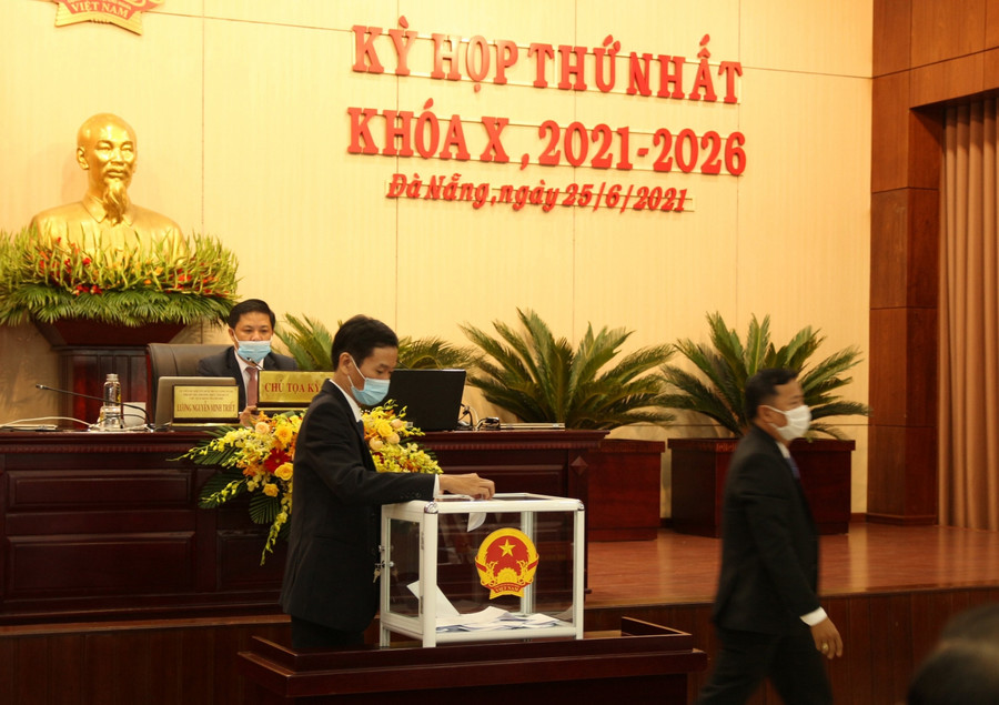 Các đại biểu HĐND TP Đà Nẵng bỏ phiếu tại kỳ họp thứ nhất HĐND TP khóa X nhiệm kỳ 2021-2026. 