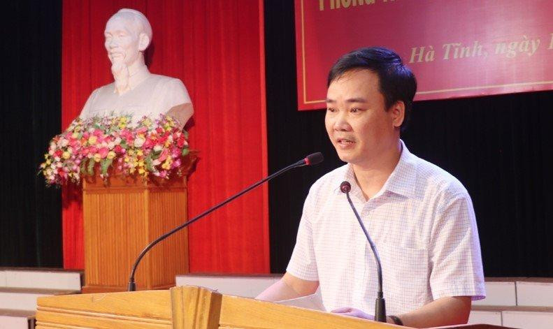 Ông Phan Duy Nghĩa - Phó Trưởng phòng Giáo dục phổ thông Sở GD&amp;ĐT thông qua quyết định ban hành bộ tiêu chí tạm thời về trường học hạnh phúc.