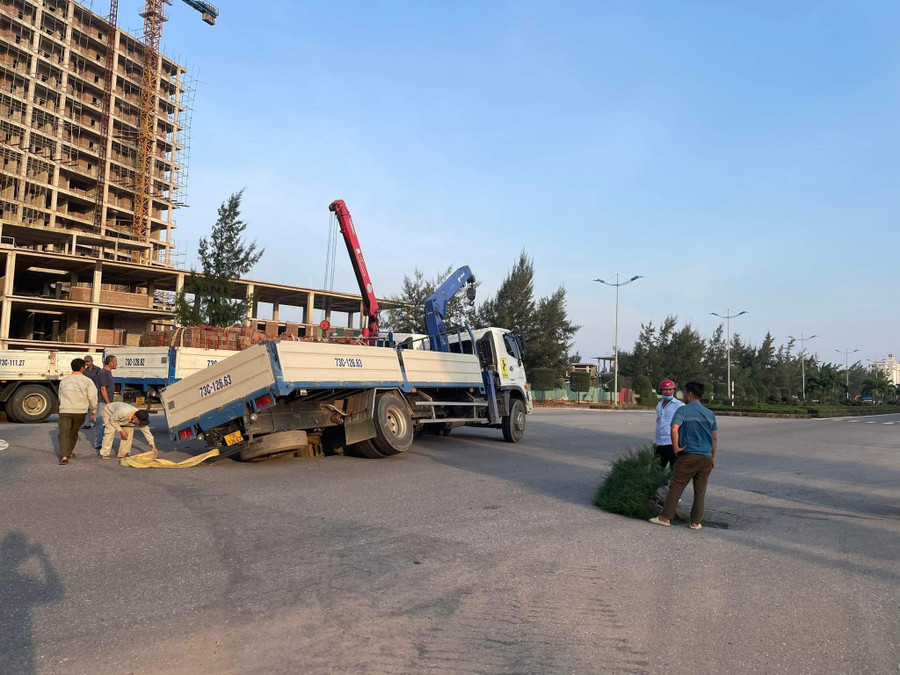 Một chiếc xe tải chở gạch đã không may bị tụt xuống hố. Một chiếc xe tải chở gạch đã không may bị tụt xuống hố.