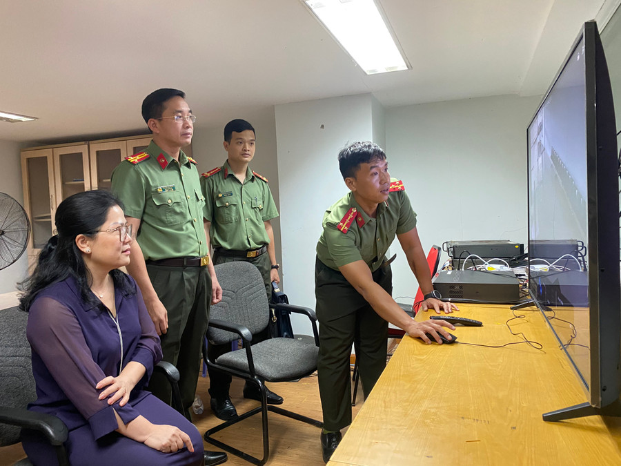 Thứ trưởng Nguyễn Thị Kim Chi xem công tác an ninh tại Đại hội.