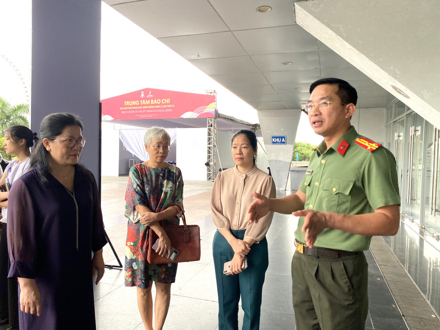 Thượng tá Nguyễn Đại Đồng chia sẻ về phương án đảm bảo an ninh tại Đại hội với Thứ trưởng Bộ GD&ĐT Nguyễn Thị Kim Chi.