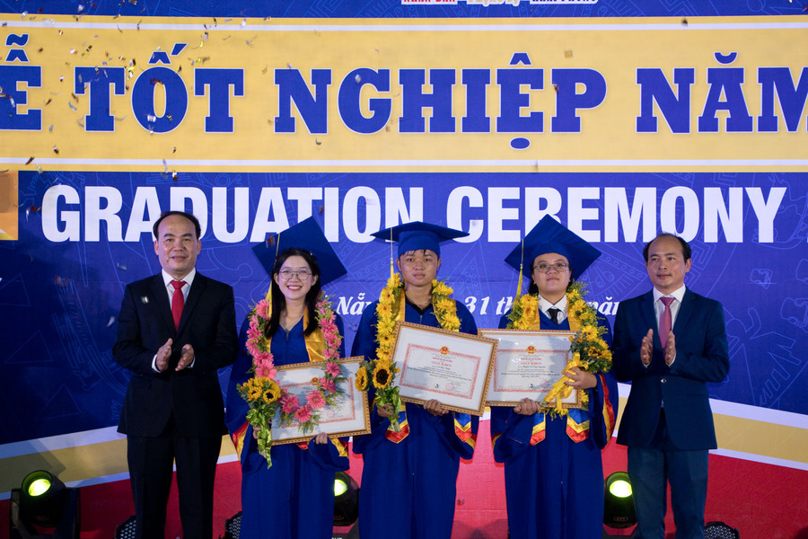 Vinh danh 3 thủ khoa của 3 ngành học.