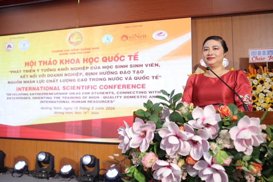 PGS.TS Vũ Thị Phương Anh - Hiệu trưởng Trường Cao đẳng Quảng Nam. PGS.TS Vũ Thị Phương Anh - Hiệu trưởng Trường Cao đẳng Quảng Nam.