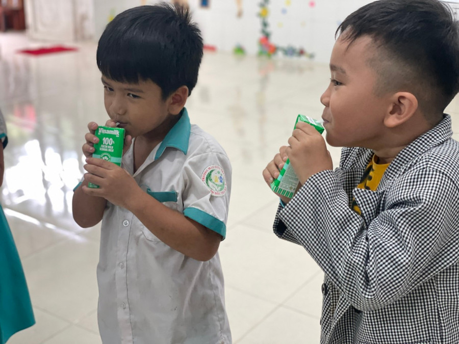 Mỗi ngày trẻ được uống 1 hộp sữa dạng lỏng 180ml, uống 5 lần/tuần trong thời gian đủ 9 tháng/năm học. Mỗi ngày trẻ được uống 1 hộp sữa dạng lỏng 180ml, uống 5 lần/tuần trong thời gian đủ 9 tháng/năm học.