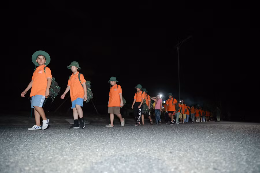 Chiến sĩ nhí FPT Schools Đà Nẵng hành quân đêm. Ảnh: Nguyễn Linh. Chiến sĩ nhí FPT Schools Đà Nẵng hành quân đêm. Ảnh: Nguyễn Linh.