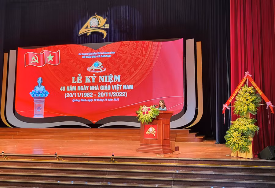 Cô giáo Nguyễn Thị Liễu Hoàn, Trường THPT chuyên Võ Nguyên Giáp phát biểu cảm nghĩ tại Lễ kỷ niệm.