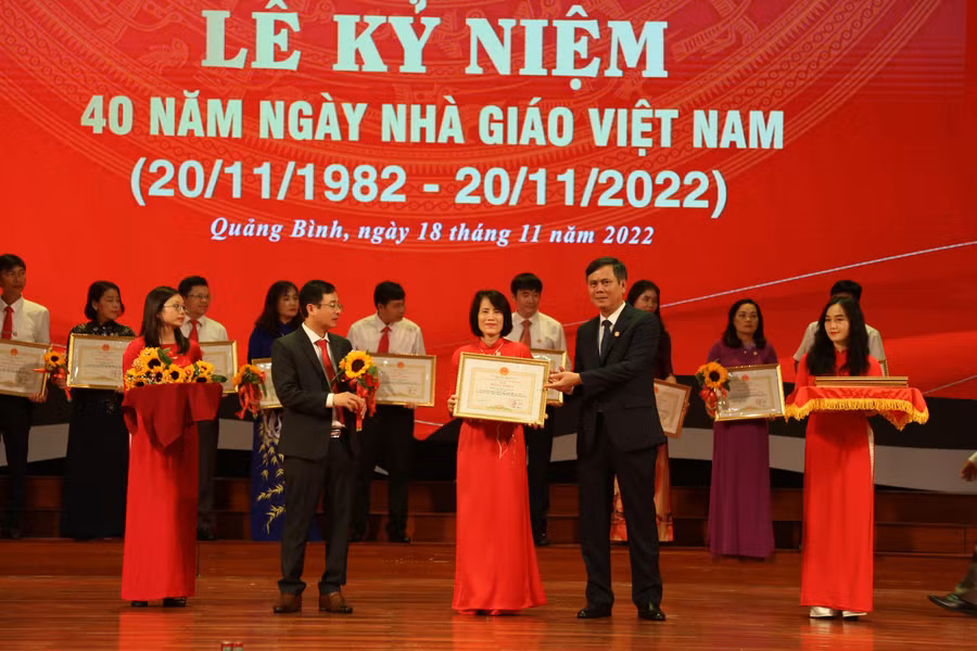 Các cá nhân có thành tích xuất sắc tiêu biểu trong sự nghiệp Giáo dục và Đào tạo được Chủ tịch UBND tỉnh trao tặng Bằng khen.