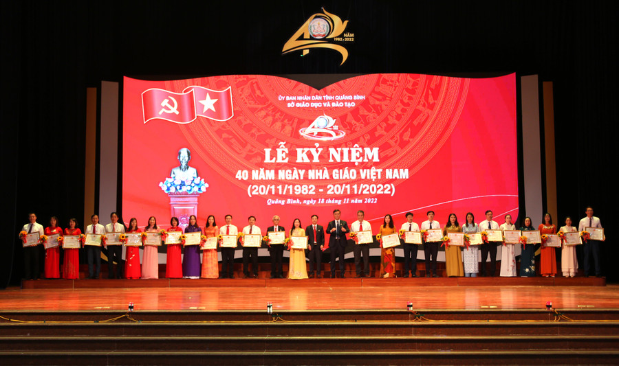 Các cá nhân có thành tích xuất sắc tiêu biểu trong sự nghiệp Giáo dục và Đào tạo được Chủ tịch UBND tỉnh trao tặng Bằng khen. Các cá nhân có thành tích xuất sắc tiêu biểu trong sự nghiệp Giáo dục và Đào tạo được Chủ tịch UBND tỉnh trao tặng Bằng khen.