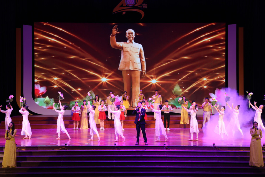 Các tiết mục văn nghệ đặc sắc được biểu diễn tại Lễ kỷ niệm. Các tiết mục văn nghệ đặc sắc được biểu diễn tại Lễ kỷ niệm.