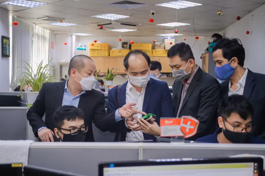 Lãnh đạo Trường VKU tham quan khu vực bộ phận thiết kế Camera Al.