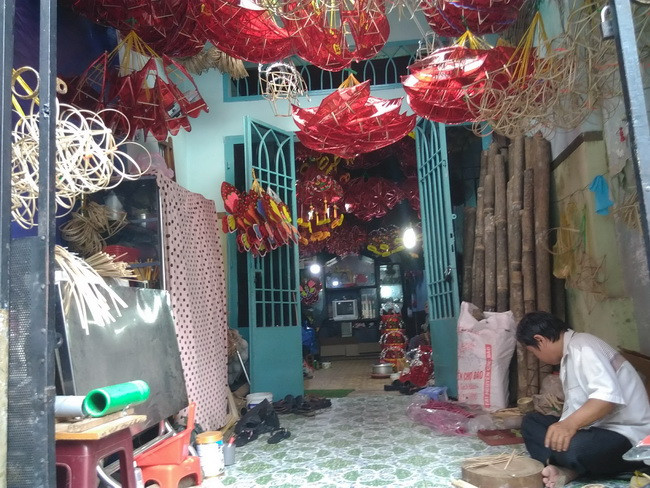 Công đoạn vót tre làm khung lồng đèn.