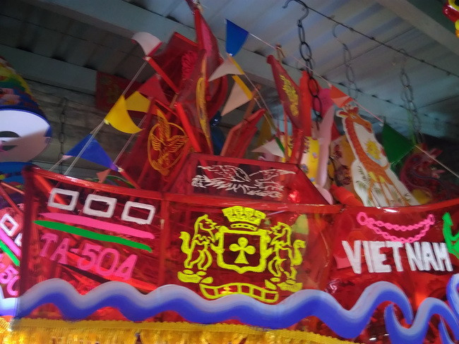 Lồng đèn hình tàu biển Việt Nam.