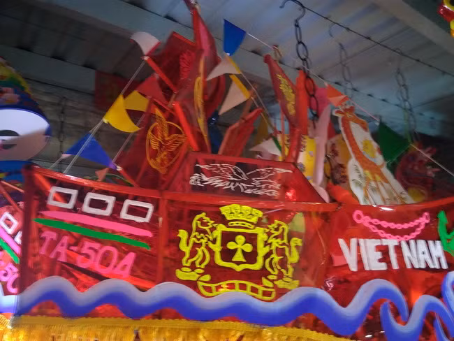 Lồng đèn hình tàu biển Việt Nam.