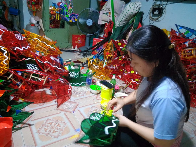 Khâu hoàn thiện trang trí cho những chiếc lồng đèn tàu biển.