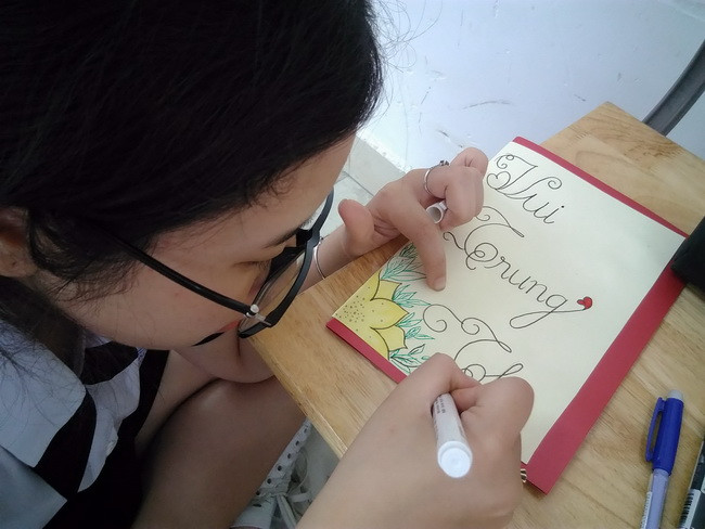 Bạn Anh Thơ đang trang trí trên bức thiệp Vui Trung thu.