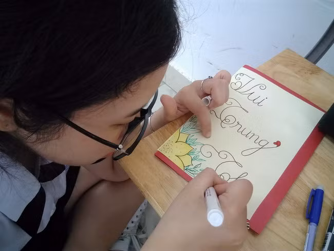 Bạn Anh Thơ đang trang trí trên bức thiệp Vui Trung thu.