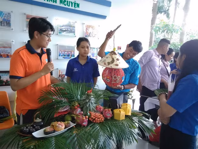 Thi thuyết trình về ý nghĩa về mâm cỗ Trung thu của đội mình.