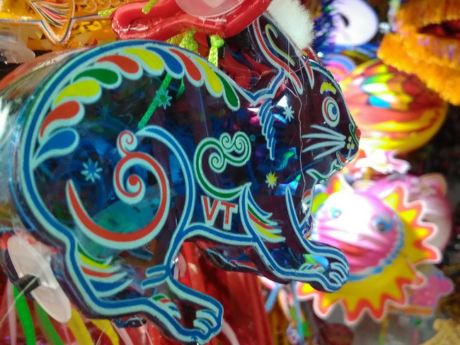 Chiếc lồng đèn hình con thỏ rất dễ thương.