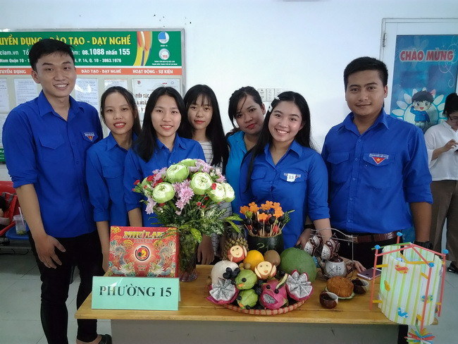 Các thành viên của phường 15 bên mâm cỗ Trung thu - Sum vầy được hoàn thành.