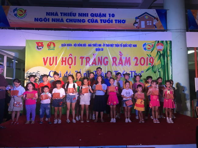 Ban tổ chức tặng nhiều phần quà cho các em thiếu nhi trên địa bàn quận.