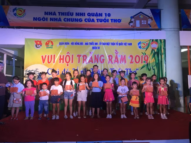 Ban tổ chức tặng nhiều phần quà cho các em thiếu nhi trên địa bàn quận.