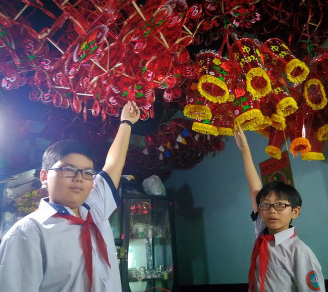 Các bạn học sinh đến trải nghiệm, tham quan tại cơ sở làm lồng đèn ở đây.