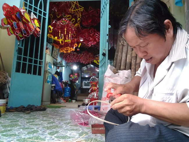 Ông Nguyễn Văn Quyền đang làm khung cho những chiếc lồng đèn.