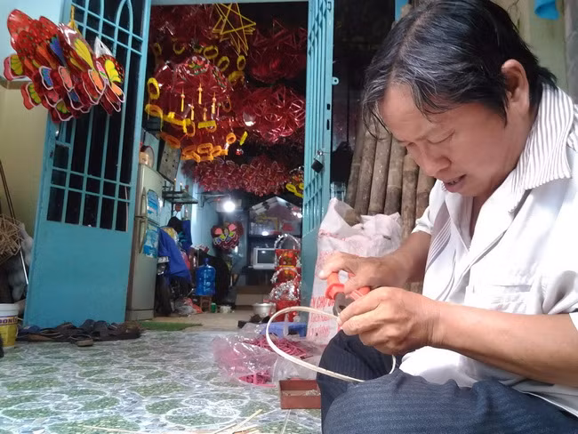 Ông Nguyễn Văn Quyền đang làm khung cho những chiếc lồng đèn.