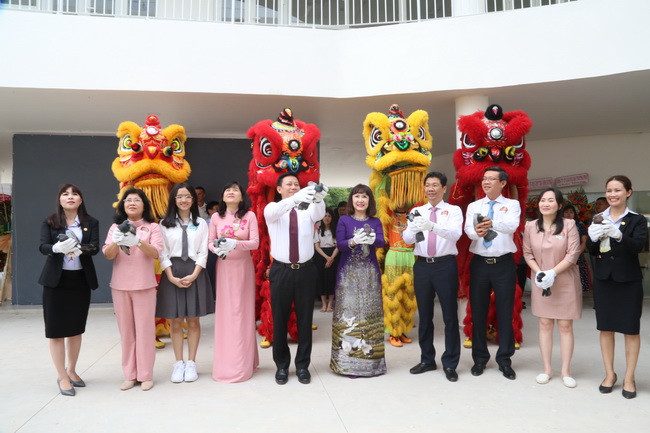 Các đại biểu thả chim bồ câu trong dịp lễ.