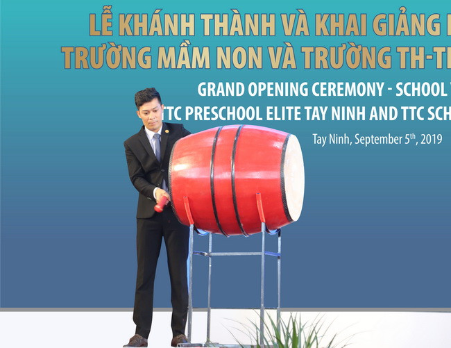 Ông Nguyễn Thành Diển – Hiệu trường Trường TH-THCS-THPT TTC Tây Ninh đánh hồi trống khai giảng năm học đầu tiên. Ông Nguyễn Thành Diển – Hiệu trường Trường TH-THCS-THPT TTC Tây Ninh đánh hồi trống khai giảng năm học đầu tiên.
