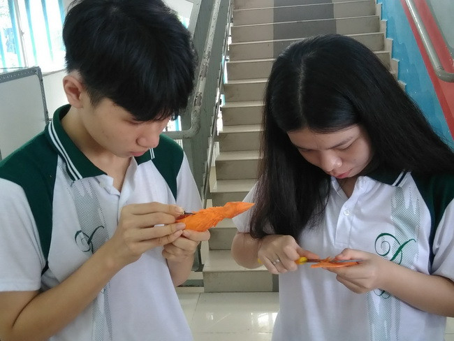 Học sinh Trường THCS - THPT Diên Hồng -Quận 10 trổ tài cắt tỉa cà rốt trang trí trên mâm cỗ Trung thu.