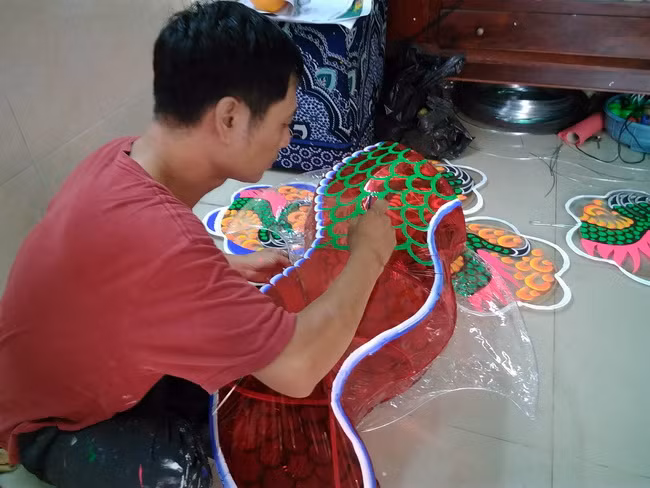 Phần trang trí họa tiết cho những chiếc lồng đèn tốn mất nhiều thời gian nhất và đòi hỏi phải rất tỉ mỉ.