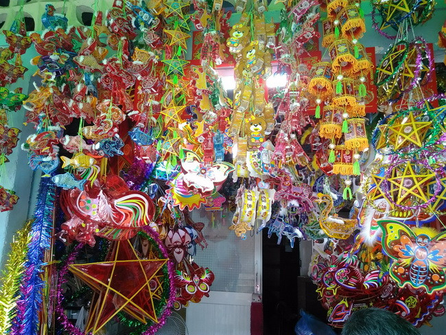 Đủ các mẫu mã lồng đèn được sản xuất tại đây.