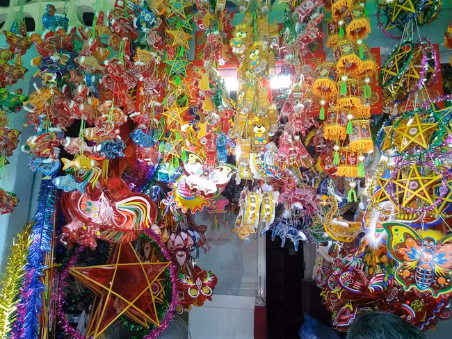 Đủ các mẫu mã lồng đèn được sản xuất tại đây.