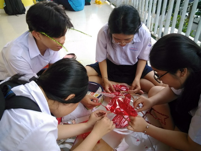 Các học sinh tham gia thiết kế lồng đèn.