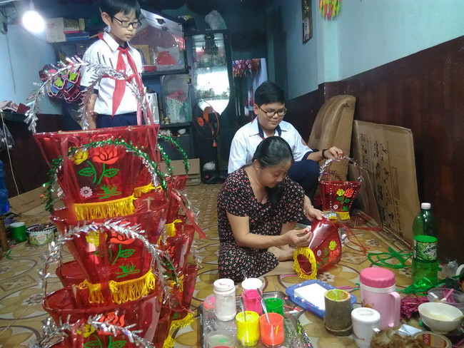 Bà Tuyết đang hoàn thiện khâu in trang trí cho chiếc lồng đèn.