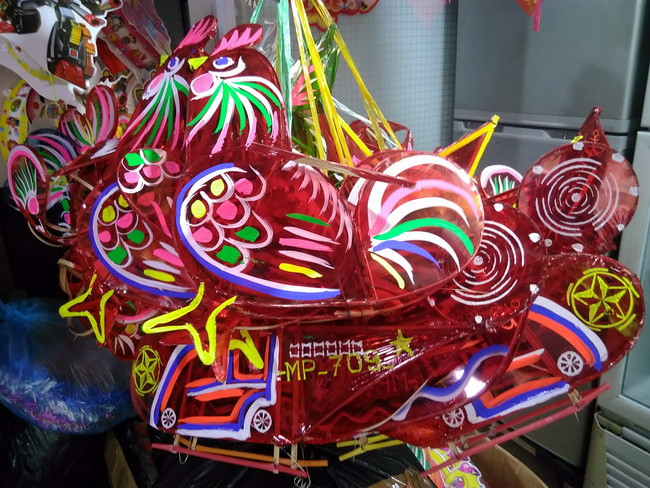 Nhiều mẫu lồng đèn truyền thống được trang trí rất đẹp mắt.