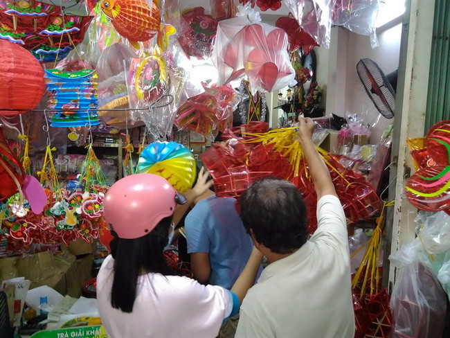 Tại đây luôn nhộn nhịp rất đông khách hàng đến mua sản phẩm lồng đèn truyền thống.