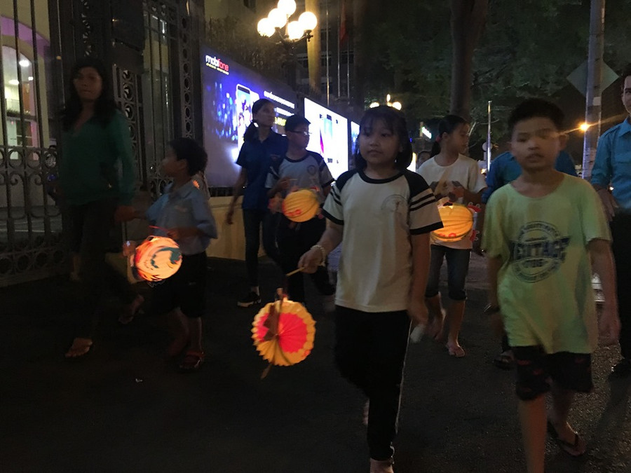 Các em hân hoan cùng dước lồng đền vui chơi đêm Trung thu.