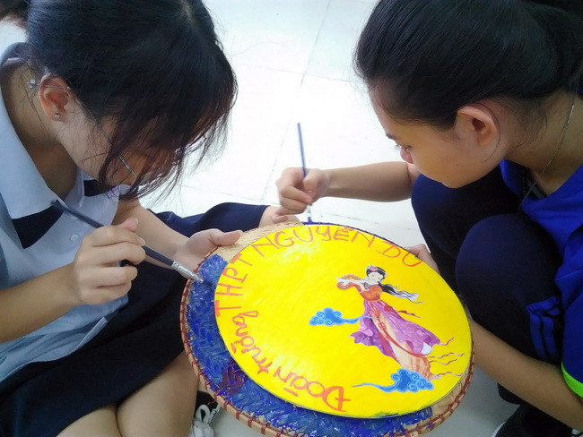 Các học sinh Trường THPT Nguyễn Du đang trang trí logo trường.