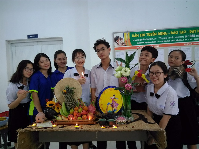 Các đoàn viên Trường THPT Nguyễn Du - TP.HCM bên mâm cỗ đêm Trung Thu.