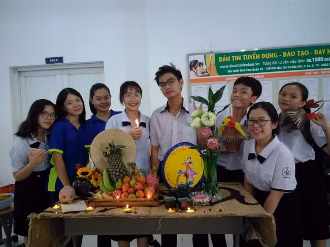 Các đoàn viên Trường THPT Nguyễn Du - TP.HCM bên mâm cỗ đêm Trung Thu.