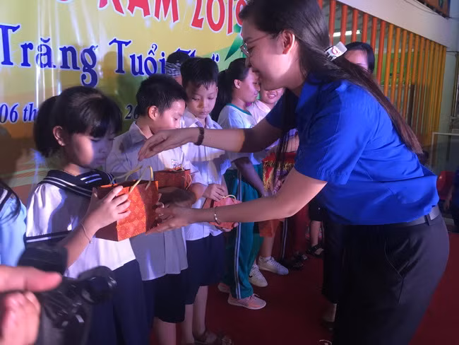 Bà Nguyễn Ngọc Bảo Quyên – Bí thư Quận Đoàn – Giám đốc Nhà thiếu nhi Quận 10 trao quà cho các em thiếu nhi.