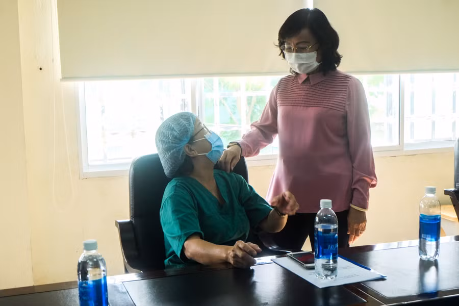 Bà Ngô Thị Kim Yến – Giám đốc Sở Y tế TP Đà Nẵng thăm và động viên các y bác sĩ vừa được tiêm vắc xin xong.