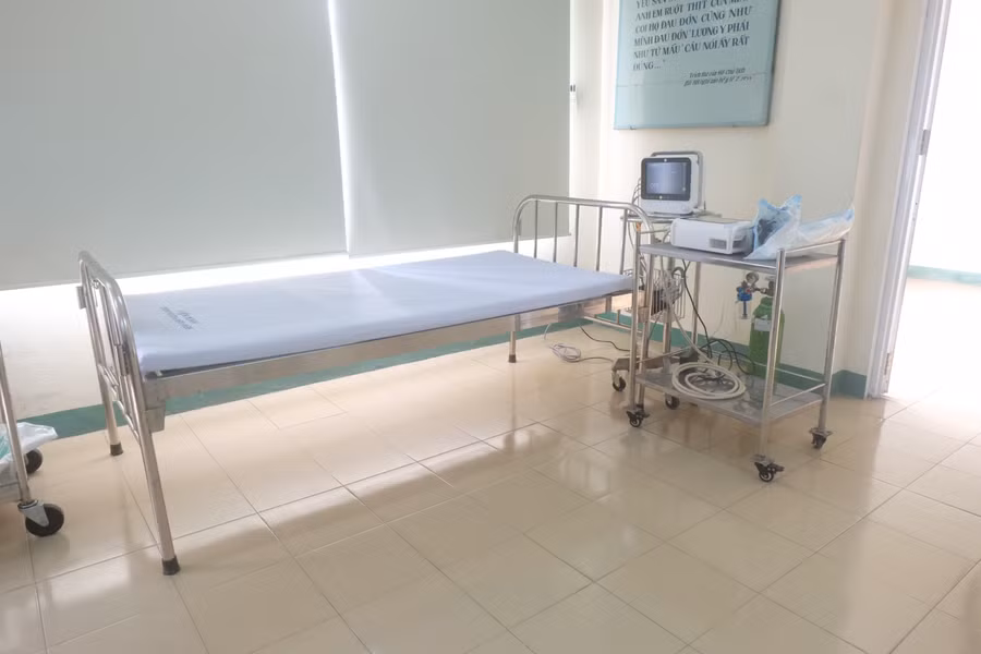 Giường bệnh cho nhân viên y bác sĩ nằm theo dõi sức khỏe nếu gặp triệu chứng sau khi tiêm.