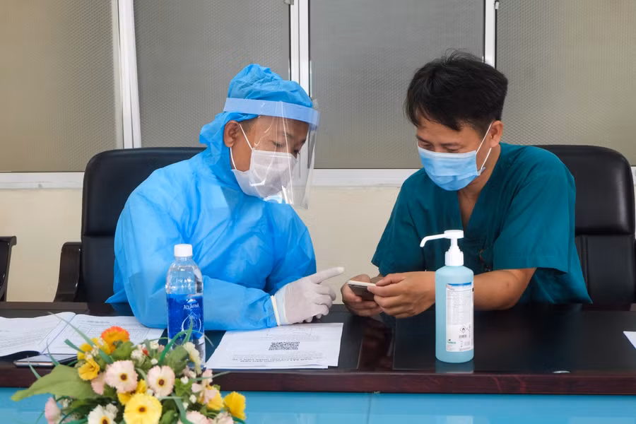 Các y bác sĩ sau khi được tiêm xong sẽ ngồi theo dõi sức khỏe tại phòng theo dõi.