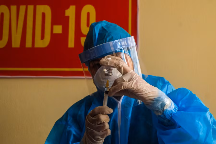 Tiến hành lấy vắc xin.