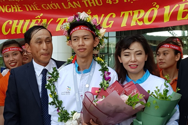 Thí sinh Trương Thế Diệu (giữa) cùng chuyên gia trong niềm vui chiến thắng Thí sinh Trương Thế Diệu (giữa) cùng chuyên gia trong niềm vui chiến thắng