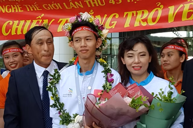 Thí sinh Trương Thế Diệu (giữa) cùng chuyên gia trong niềm vui chiến thắng